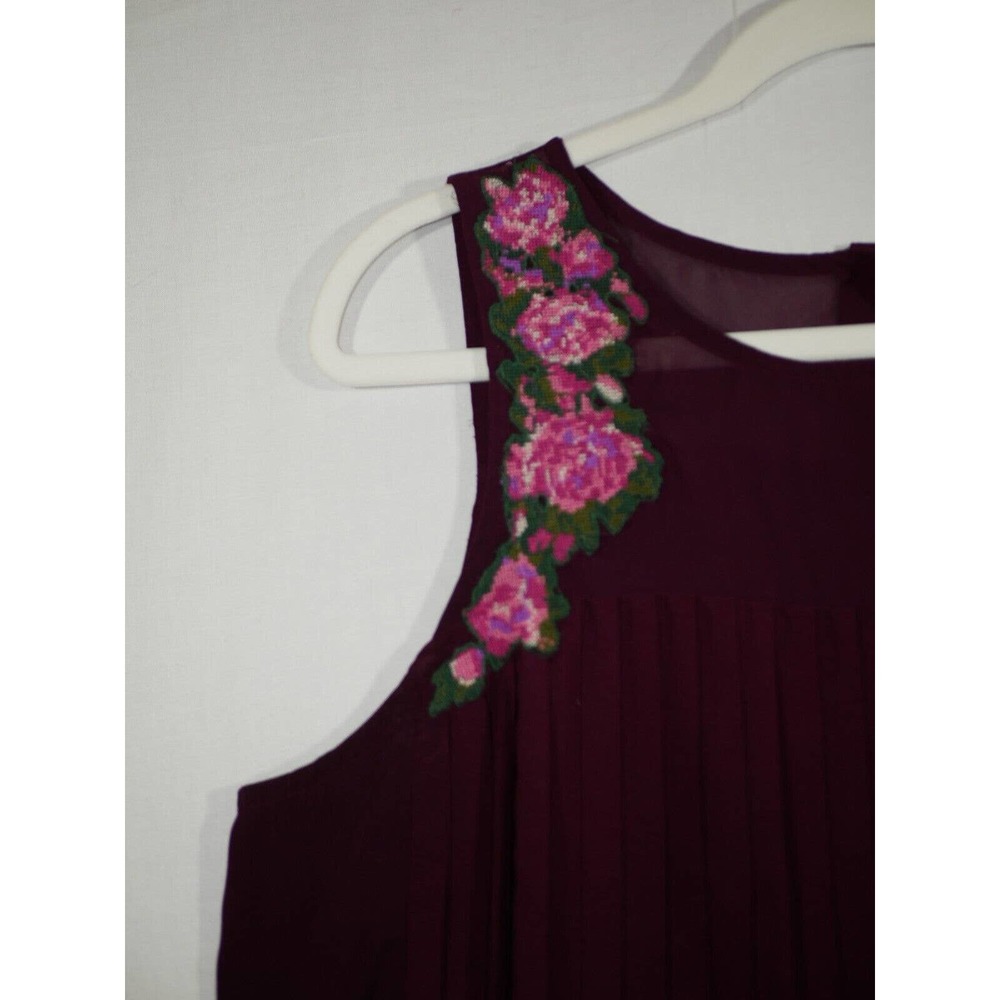 American Eagle Pleated Burgundy Sleeveless Blouse With Floral Applique Size L - Picture 2 of 15